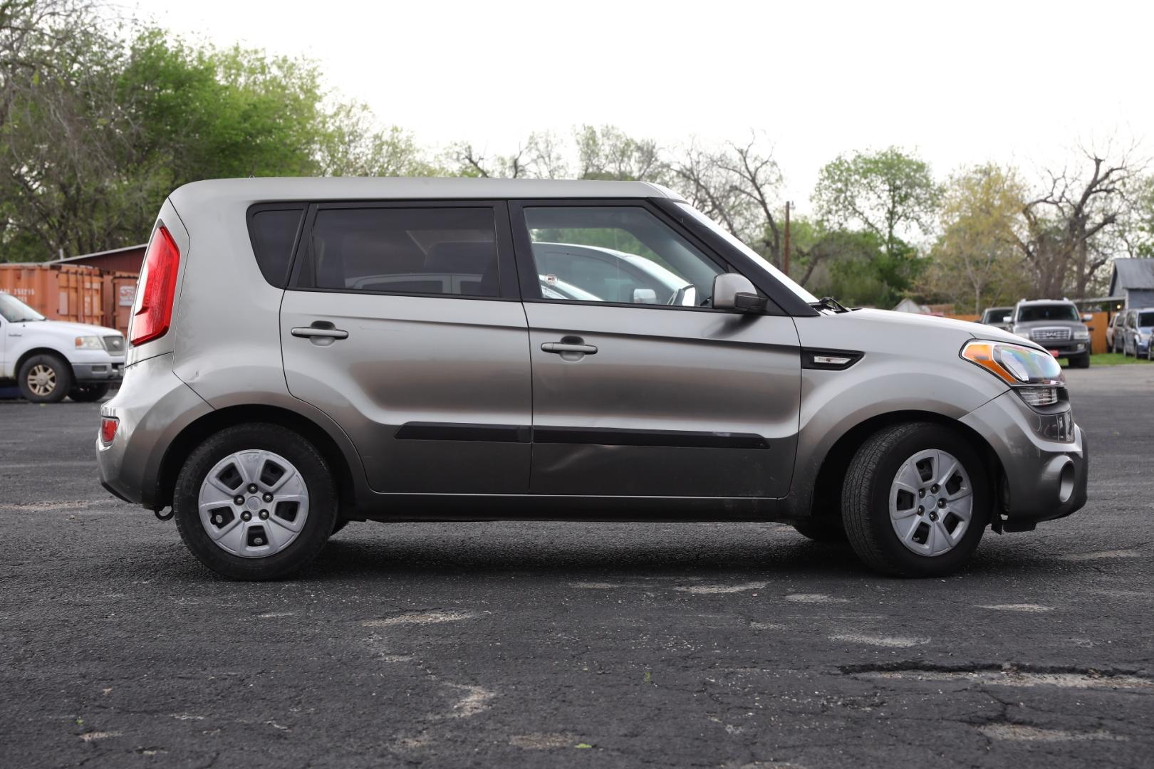 2013 GRAY KIA SOUL Base (KNDJT2A53D7) with an 1.6L L4 DOHC 16V engine, 5-SPEED MANUAL transmission, located at 420 E. Kingsbury St., Seguin, TX, 78155, (830) 401-0495, 29.581060, -97.961647 - Photo#3